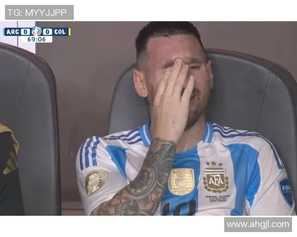 梅西C罗两大巨星对决历史回顾 足球场上的传奇之争