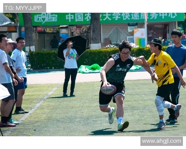 橄榄球明星跨界挑战足球赛场 展现多项运动才华激烈对抗