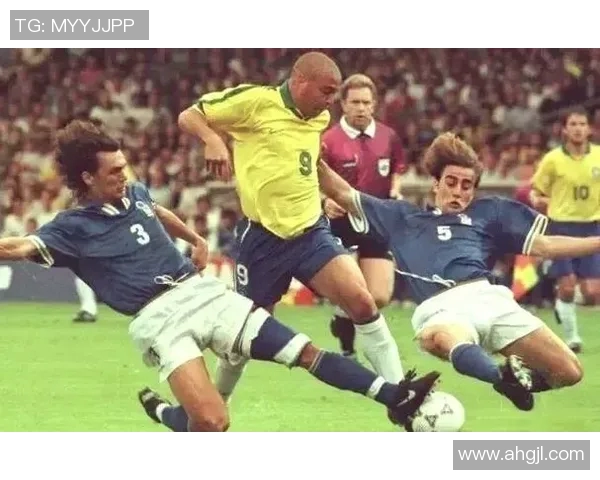 足球巨星挑战大揭秘：走进顶级球员的竞技世界，感受前所未有的速度与激情